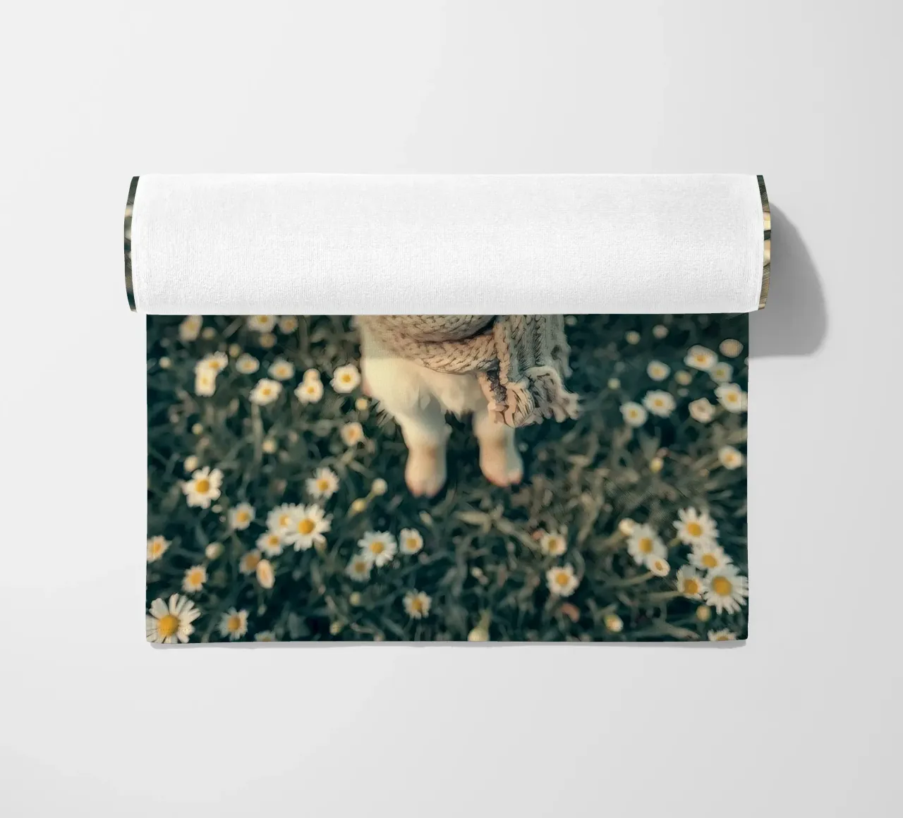 Agnello felice con sciarpa in piedi tra margherite in fiore telo mare da DesignDoodle