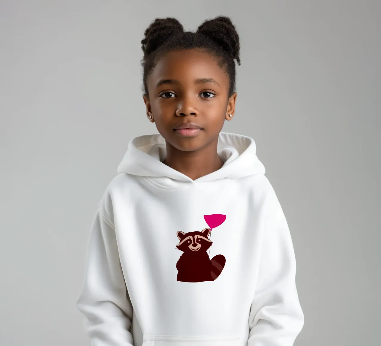 Procione con un palloncino a forma di cuore in piedi con gioia felpa bambino con cappuccio da DesignDoodle