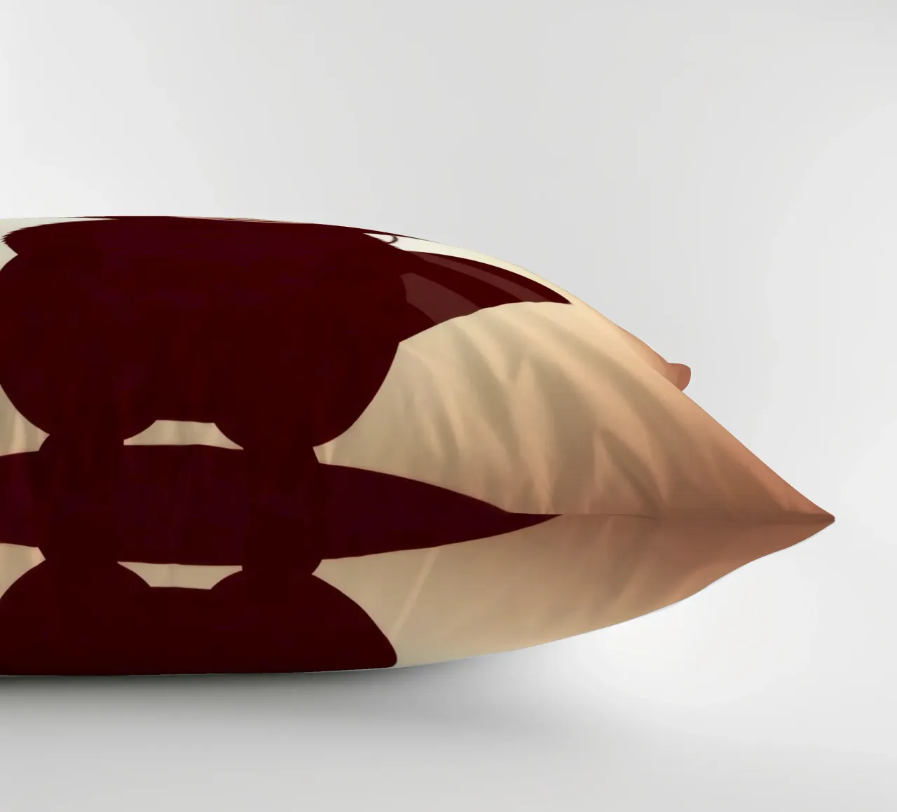 Procione con un palloncino a forma di cuore in piedi con gioia cuscino da DesignDoodle