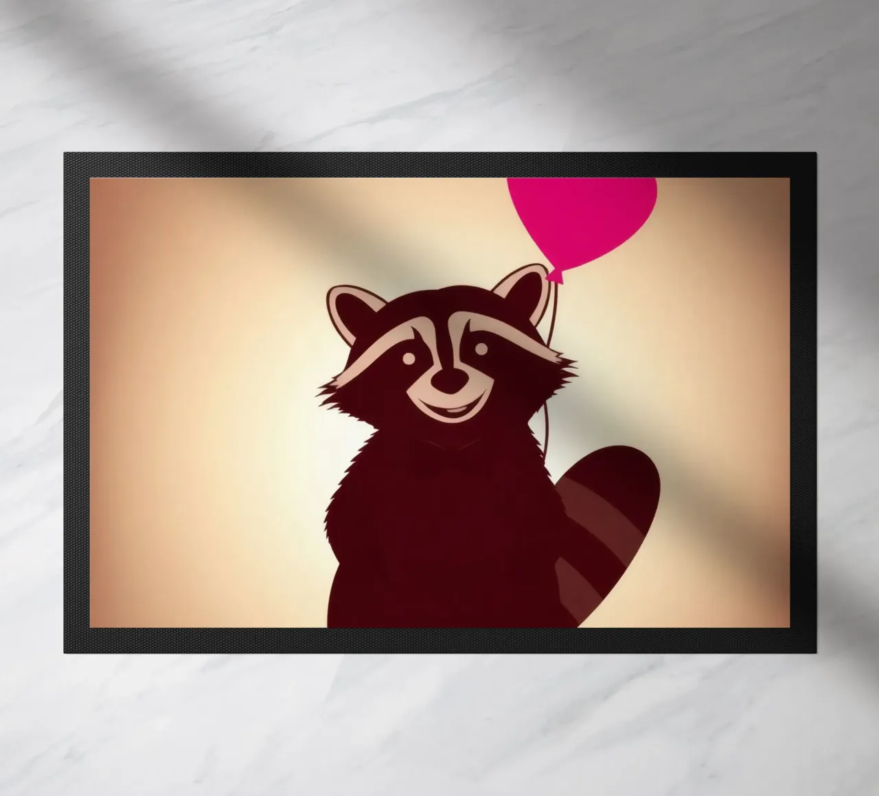 Procione con un palloncino a forma di cuore in piedi con gioia zerbino da DesignDoodle