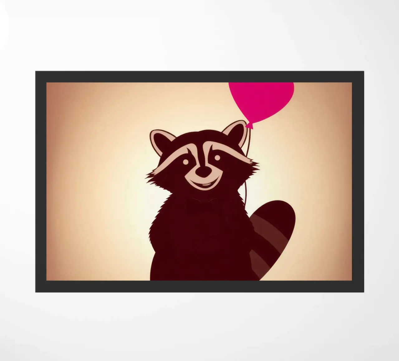 Procione con un palloncino a forma di cuore in piedi con gioia zerbino da DesignDoodle