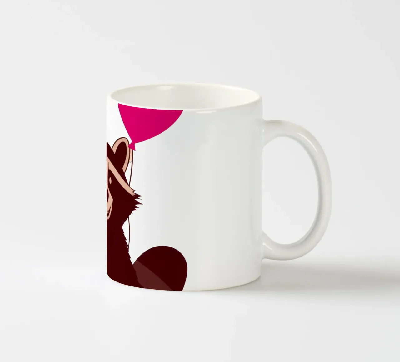 Procione con un palloncino a forma di cuore in piedi con gioia tazza in ceramica da DesignDoodle