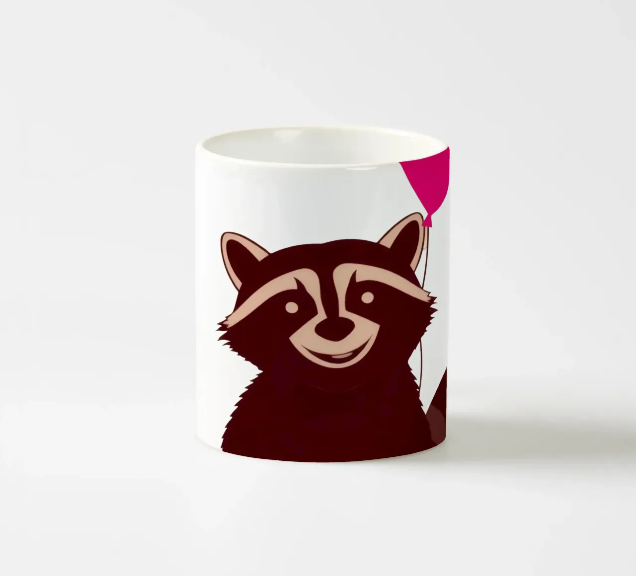 Procione con un palloncino a forma di cuore in piedi con gioia tazza in ceramica da DesignDoodle