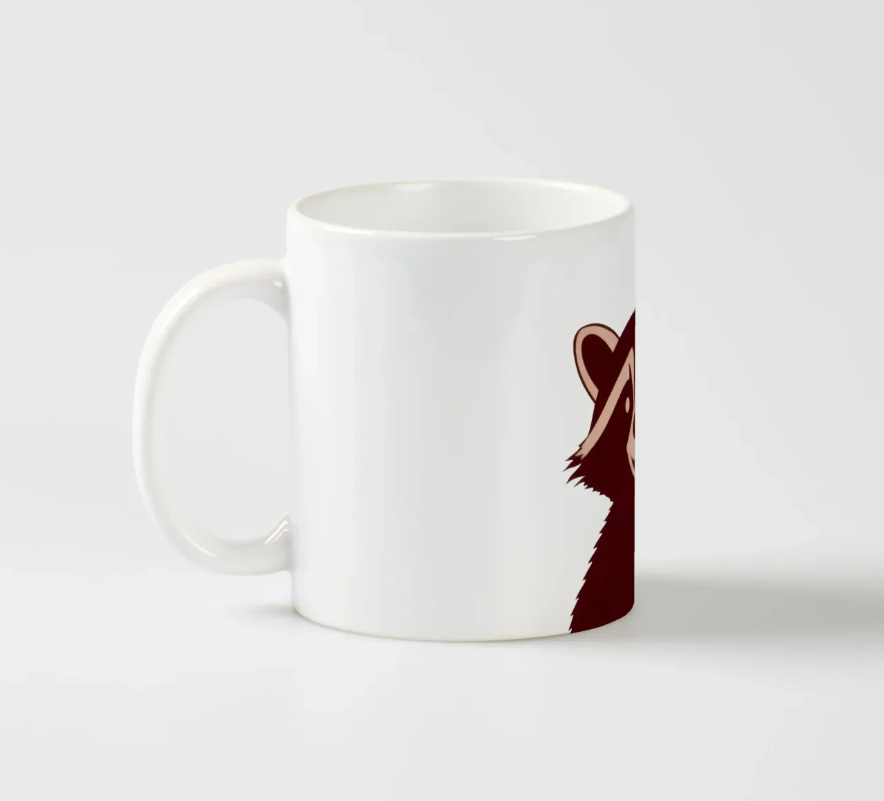 Procione con un palloncino a forma di cuore in piedi con gioia tazza in ceramica da DesignDoodle