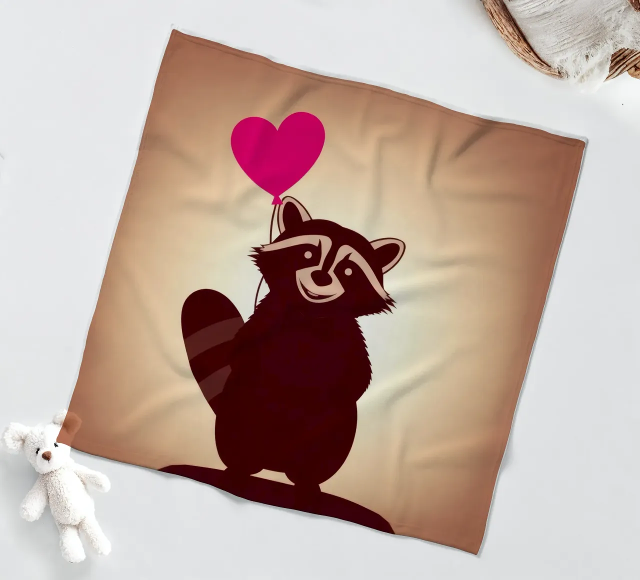 Procione con un palloncino a forma di cuore in piedi con gioia coperta in pile da DesignDoodle
