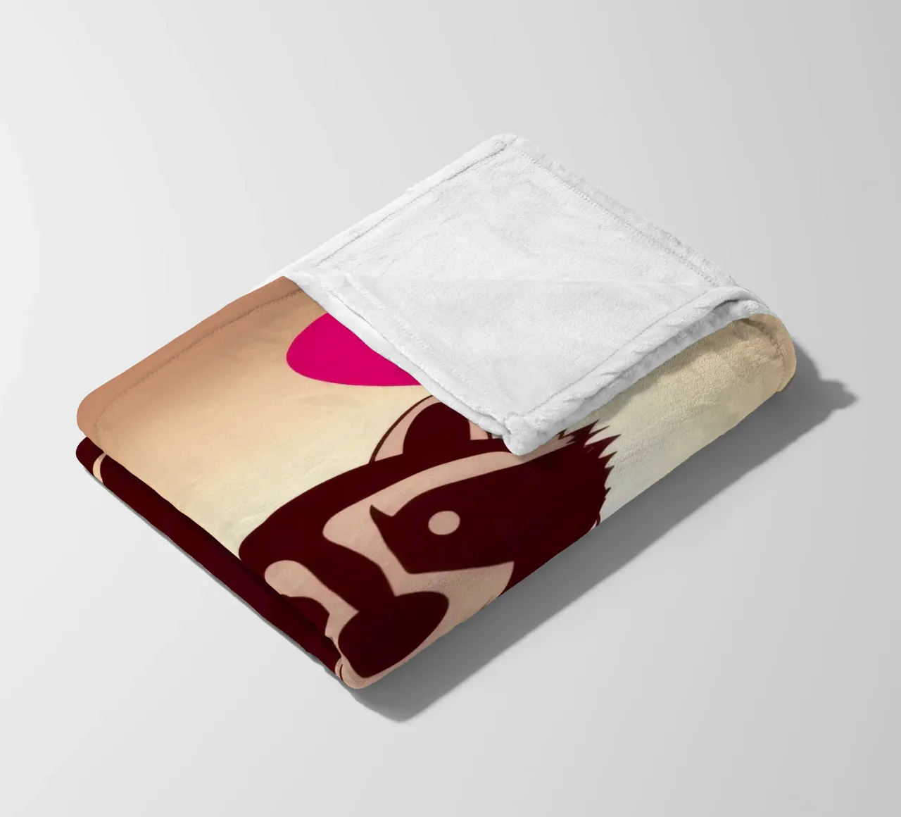 Procione con un palloncino a forma di cuore in piedi con gioia coperta in pile da DesignDoodle