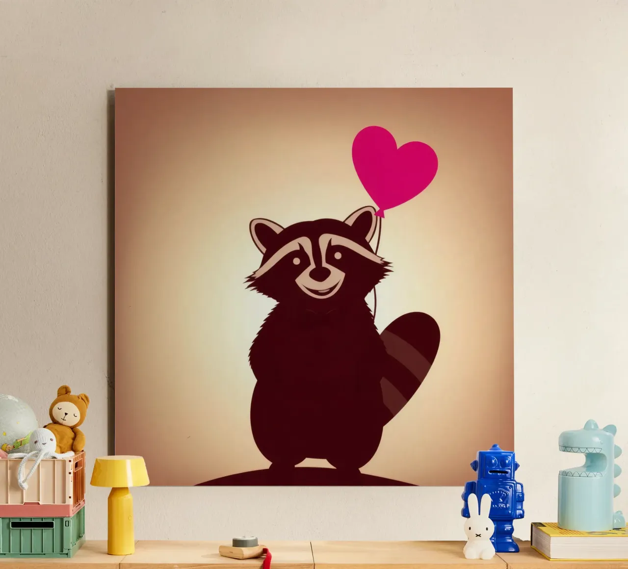 Procione con un palloncino a forma di cuore in piedi con gioia alluminio dibond da DesignDoodle