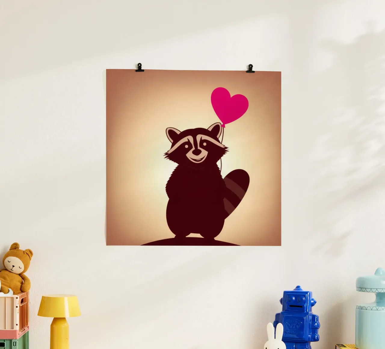 Procione con un palloncino a forma di cuore in piedi con gioia carta hahnemühle da DesignDoodle