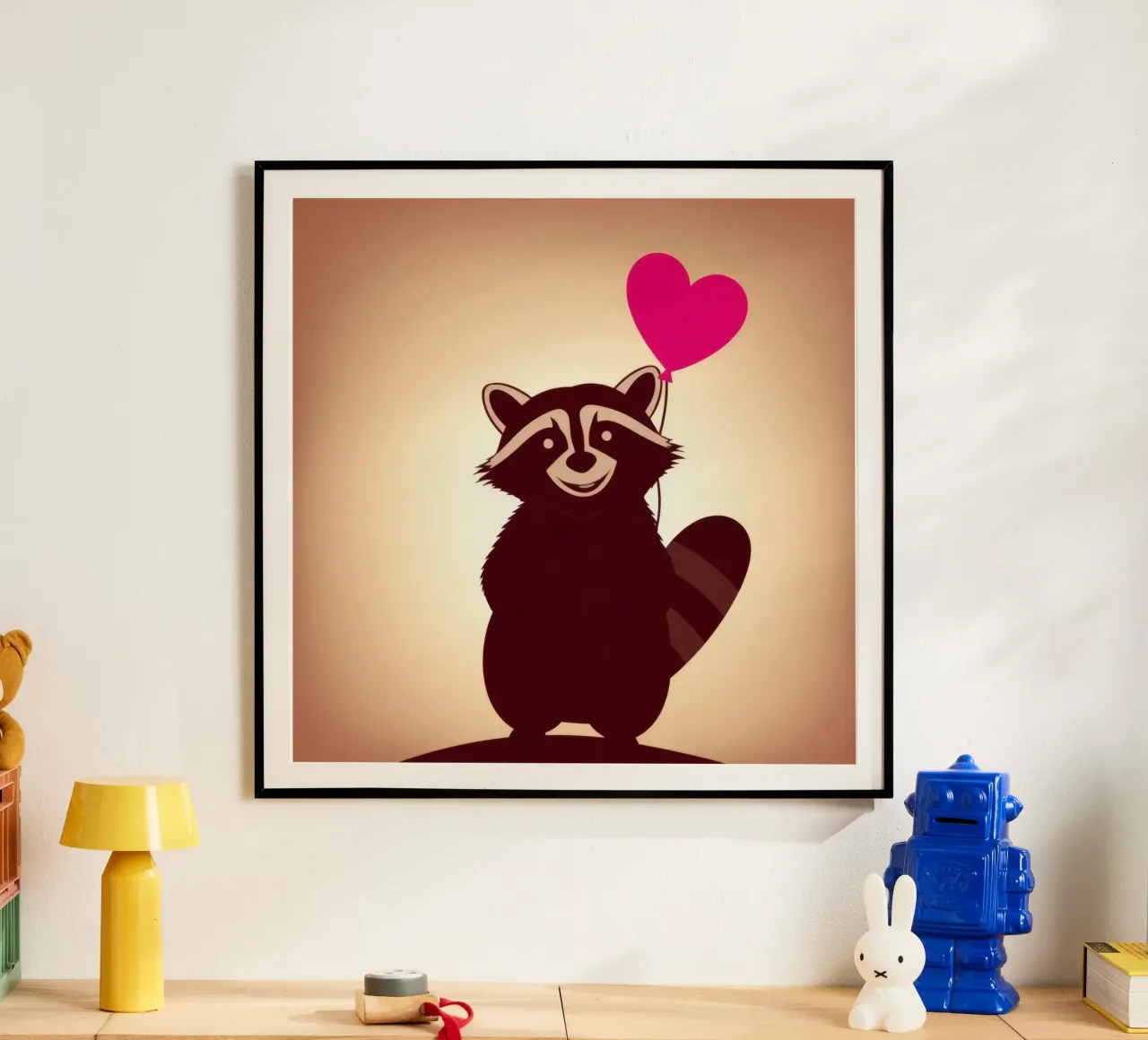 Procione con un palloncino a forma di cuore in piedi con gioia carta hahnemühle da DesignDoodle