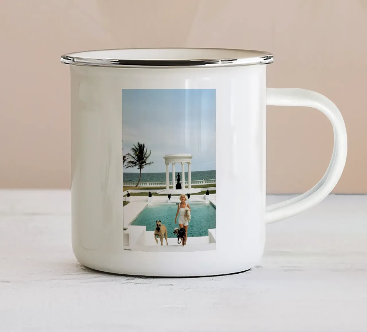 Slim Aarons Poster d'epoca, poster retrò, stampa di viaggio tazza in smalto da TheTravelClub