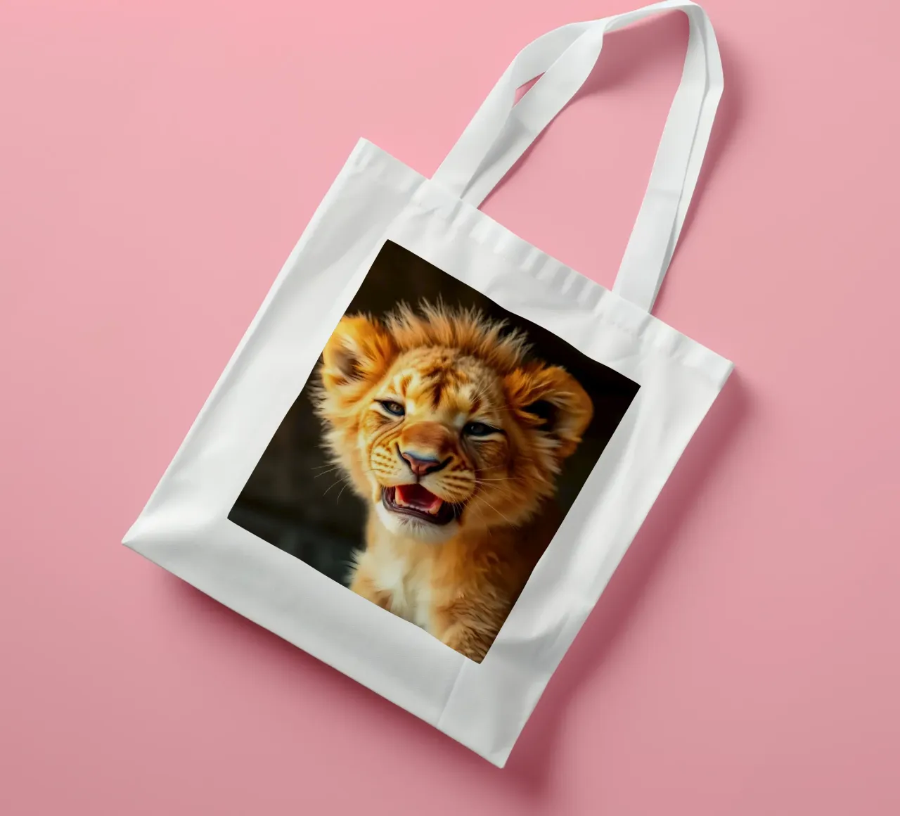 Schattig leeuwenwelpje gromt speels met levendige vacht jute draagtas van DesignDoodle