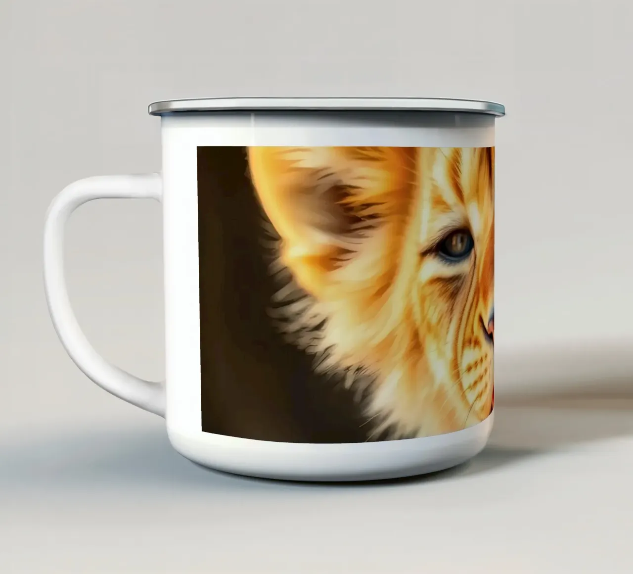 Un tenero cucciolo di leone ringhia giocosamente mettendo in mostra una pelliccia vibrante tazza in smalto da DesignDoodle