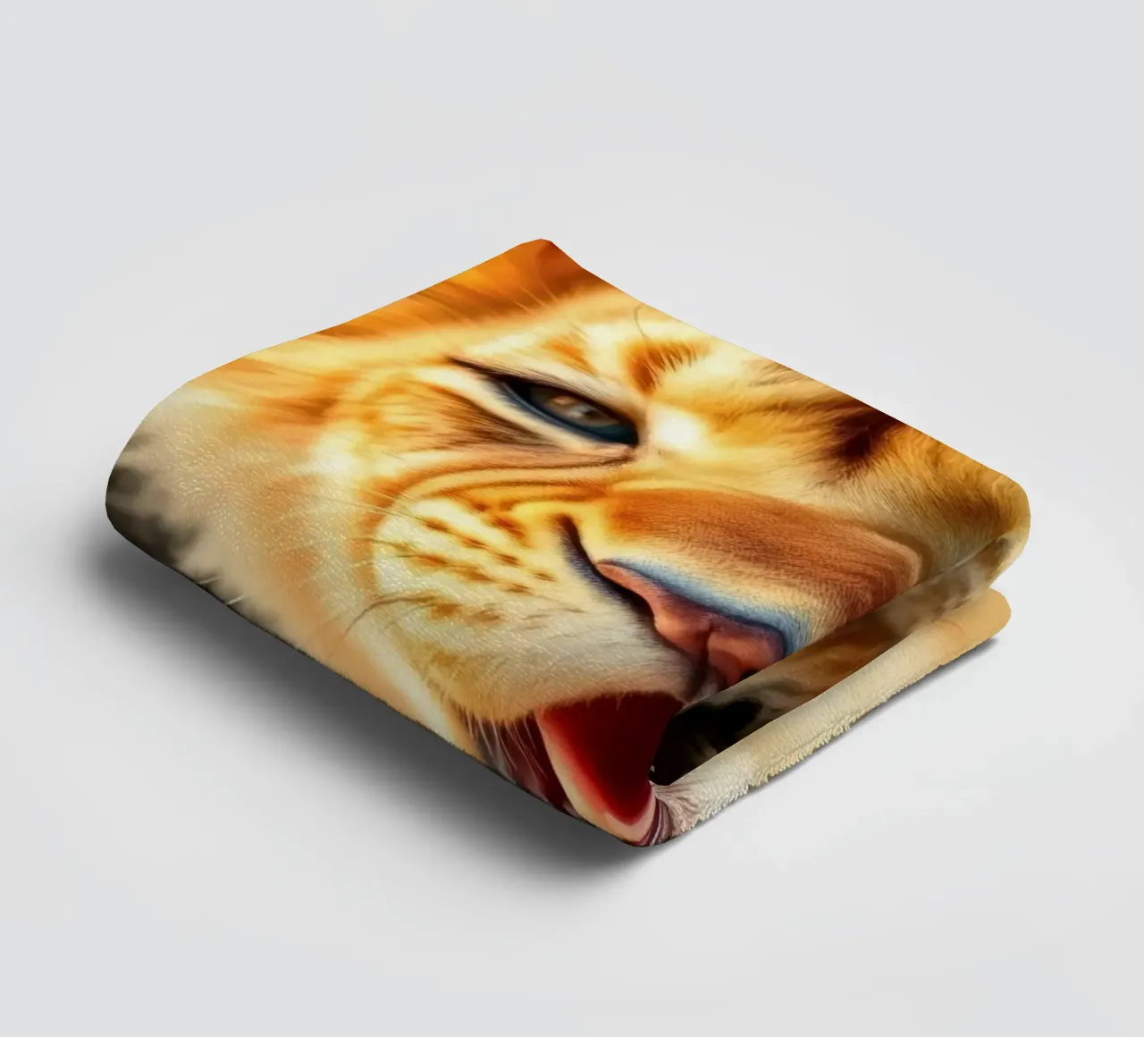 Schattig leeuwenwelpje gromt speels met levendige vacht badhanddoek van DesignDoodle