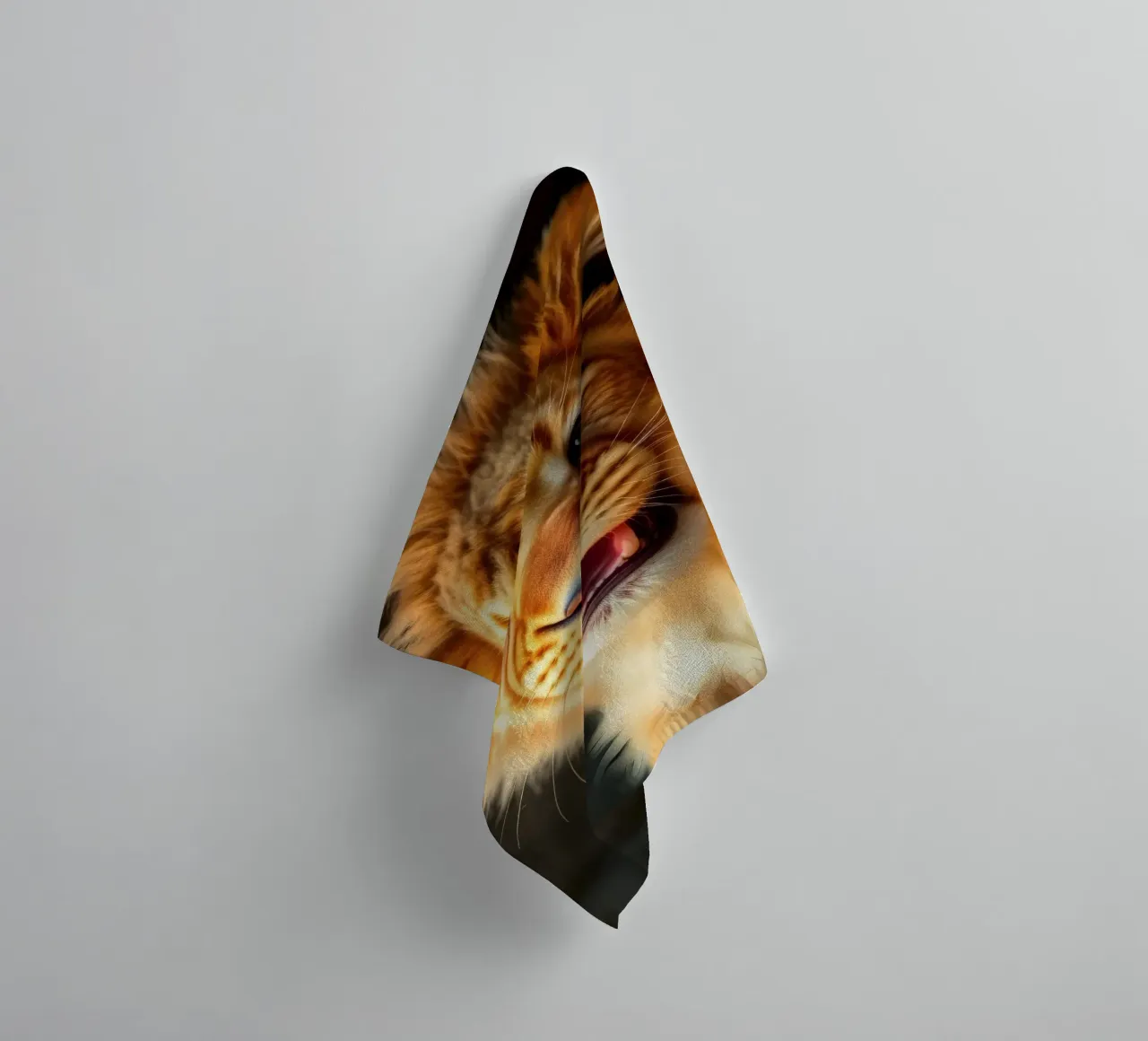 Schattig leeuwenwelpje gromt speels met levendige vacht badhanddoek van DesignDoodle