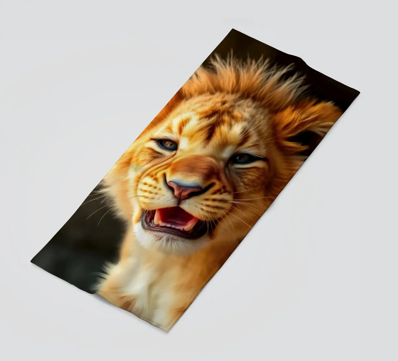 Schattig leeuwenwelpje gromt speels met levendige vacht strandhanddoek van DesignDoodle