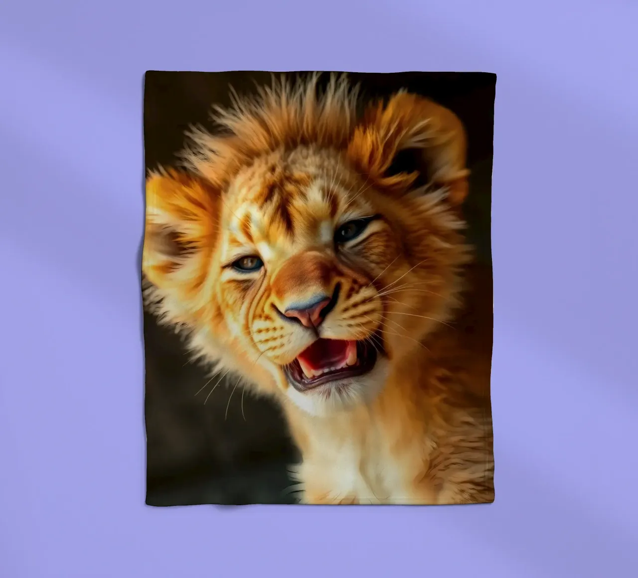 Schattig leeuwenwelpje gromt speels met levendige vacht fleecedeken van DesignDoodle