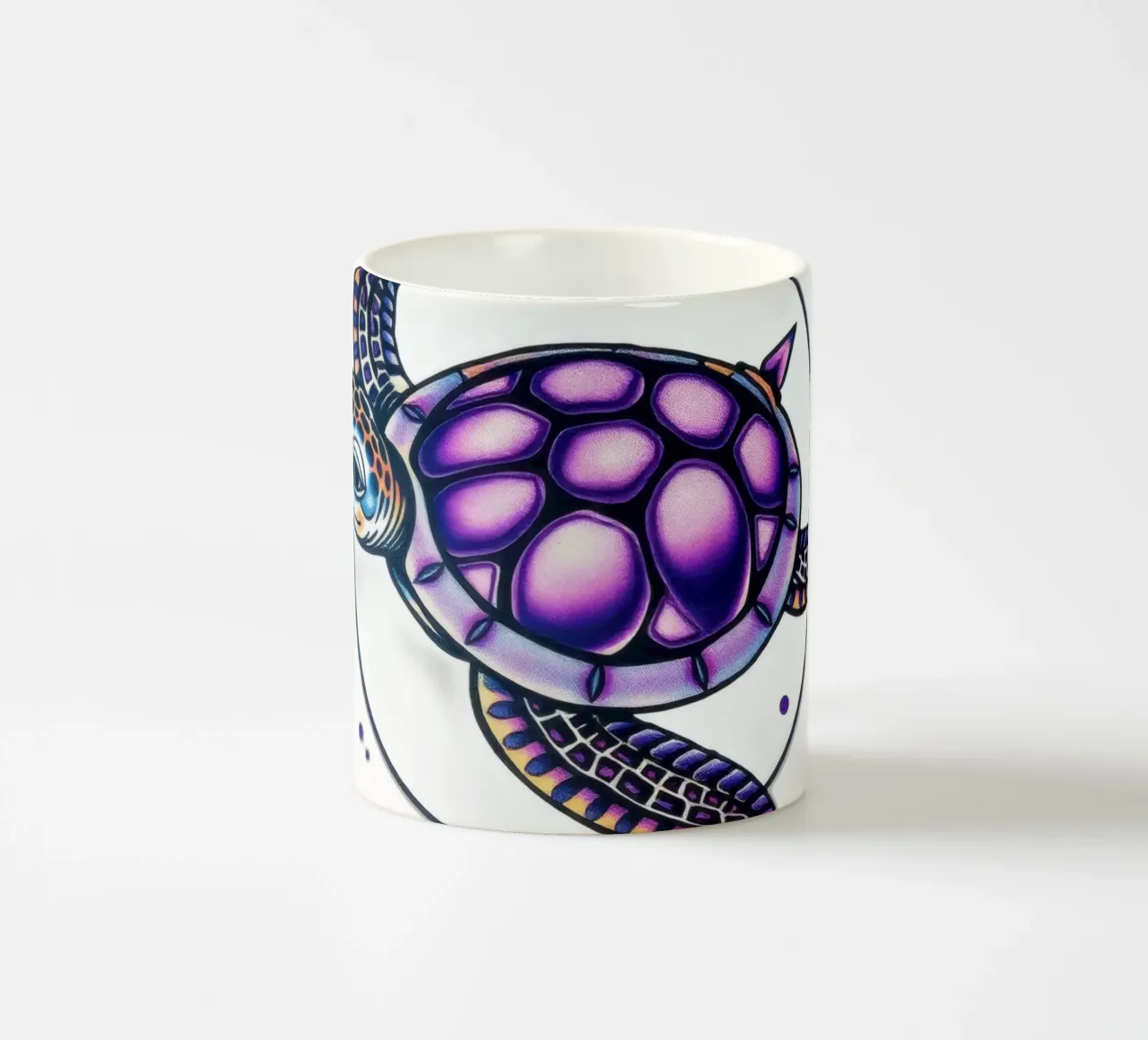 Design colorato della tartaruga che incorpora elementi geometrici tazza in ceramica da DesignDoodle