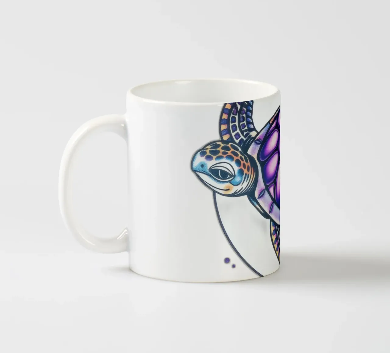 Design colorato della tartaruga che incorpora elementi geometrici tazza in ceramica da DesignDoodle