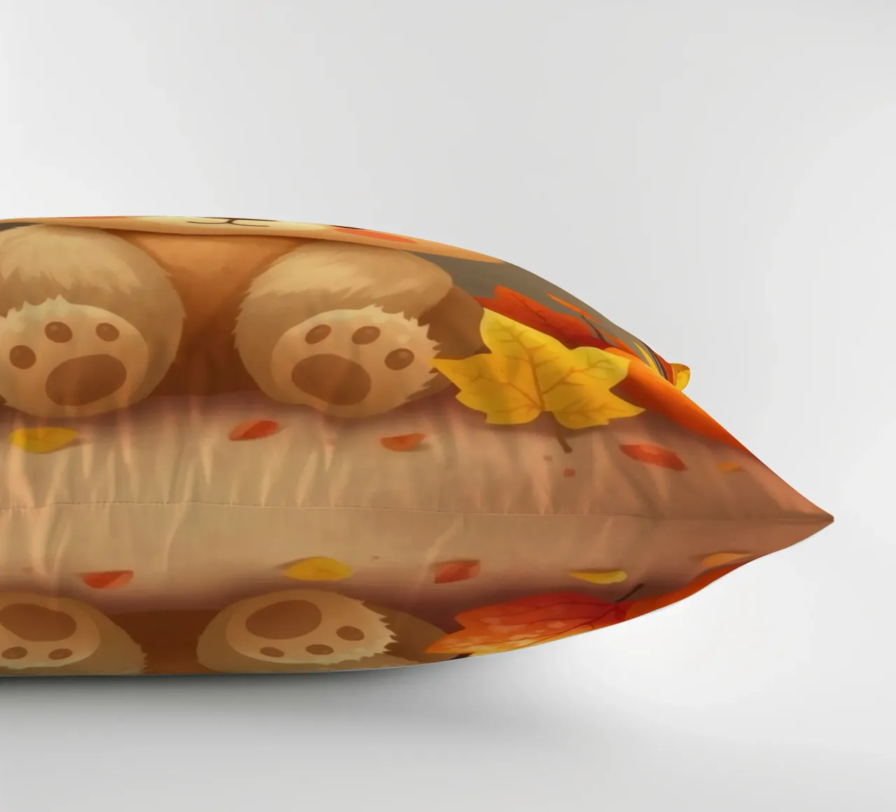 Un simpatico orso siede tra foglie e zucche colorate d'autunno cuscino da DesignDoodle
