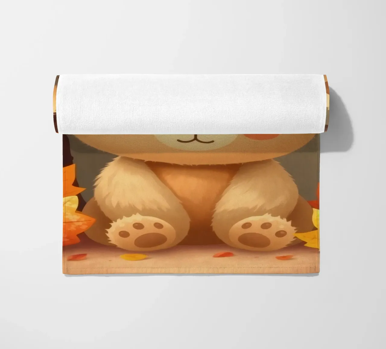 Un simpatico orso siede tra foglie e zucche colorate d'autunno telo mare da DesignDoodle