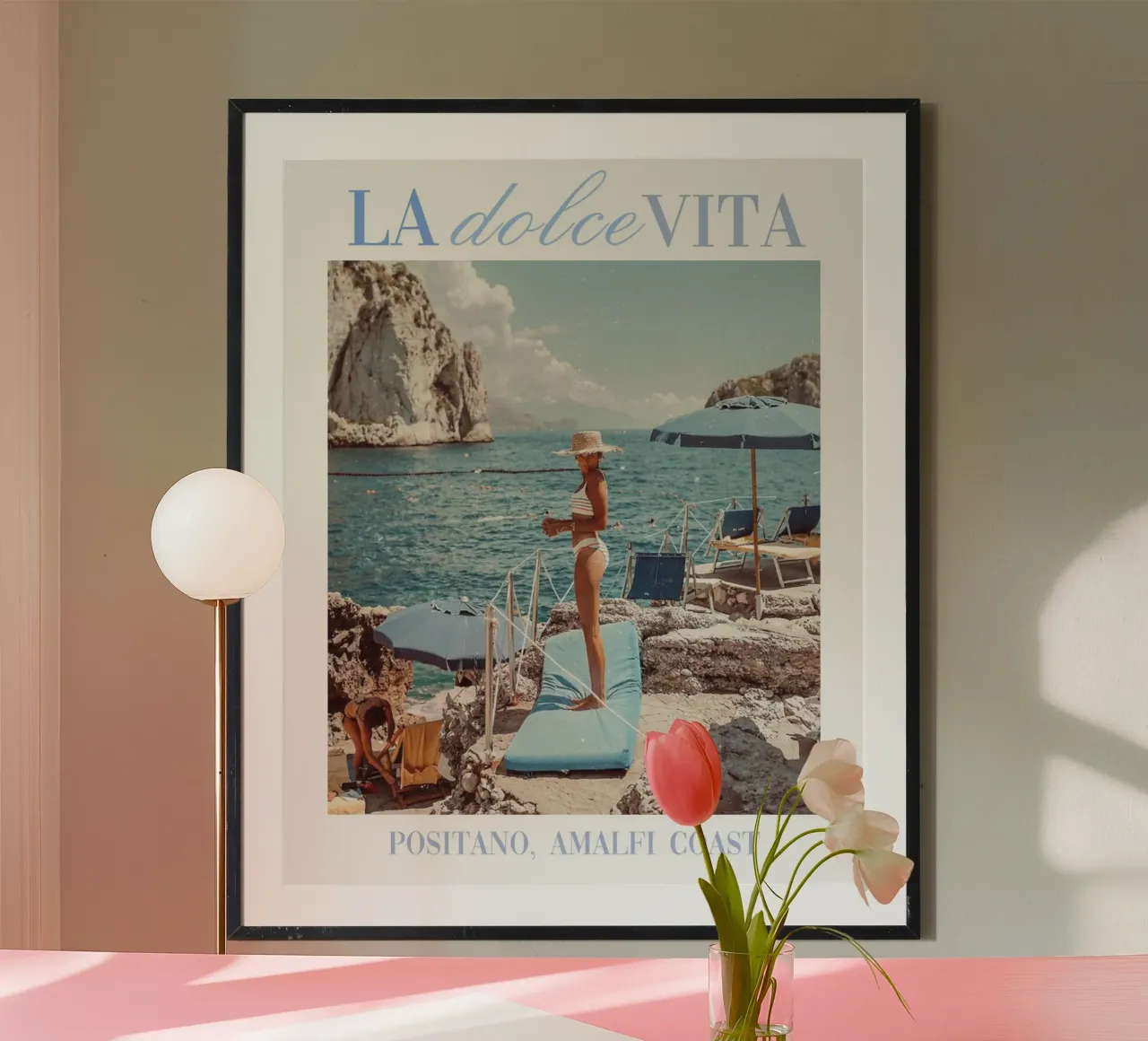 La Dolce Vita Frau Poster, Vintage Strand Druck Poster von TheTravelClub