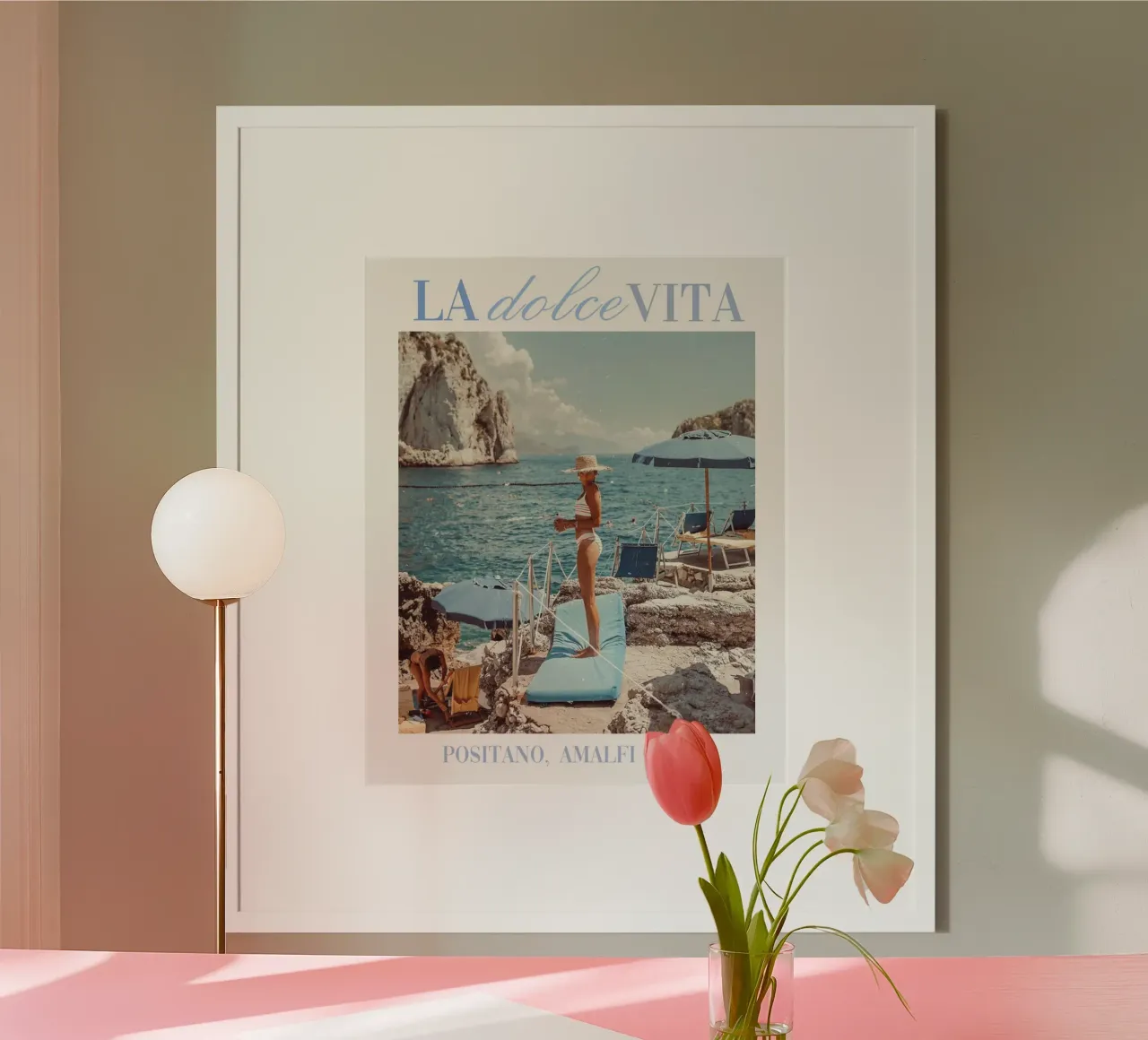 La Dolce Vita Frau Poster, Vintage Strand Druck Poster von TheTravelClub
