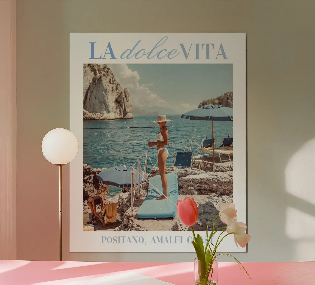 La Dolce Vita Frau Poster, Vintage Strand Druck Poster von TheTravelClub