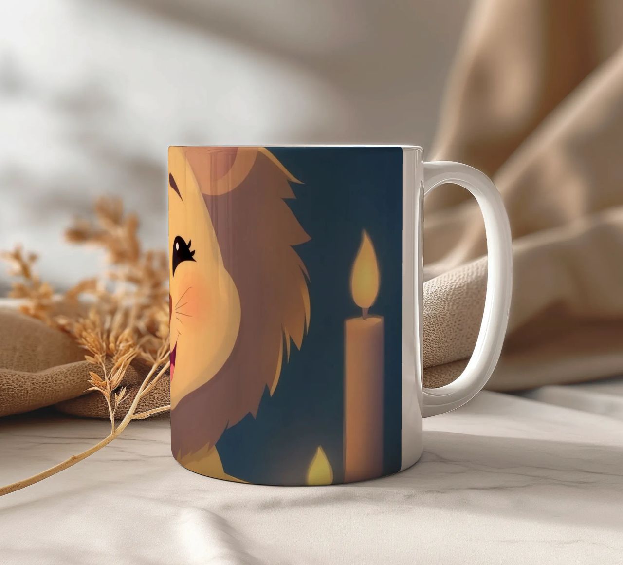 Carino animato cucciolo di leone seduto vicino candele luminose notte tazza in ceramica da DesignDoodle