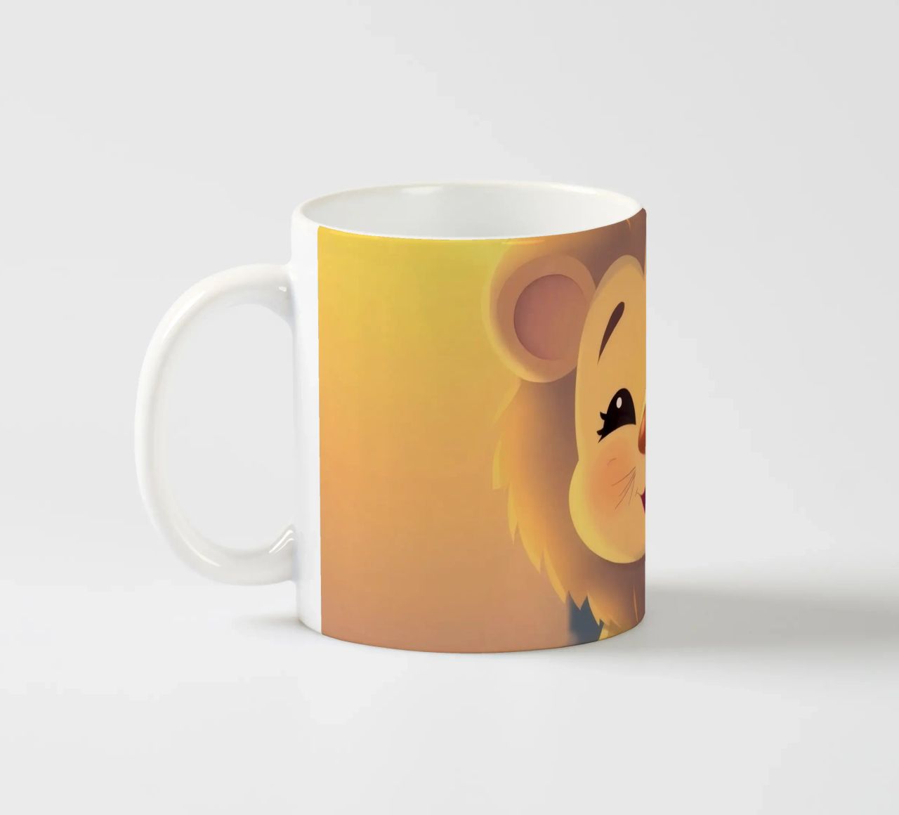 Carino animato cucciolo di leone seduto vicino candele luminose notte tazza in ceramica da DesignDoodle