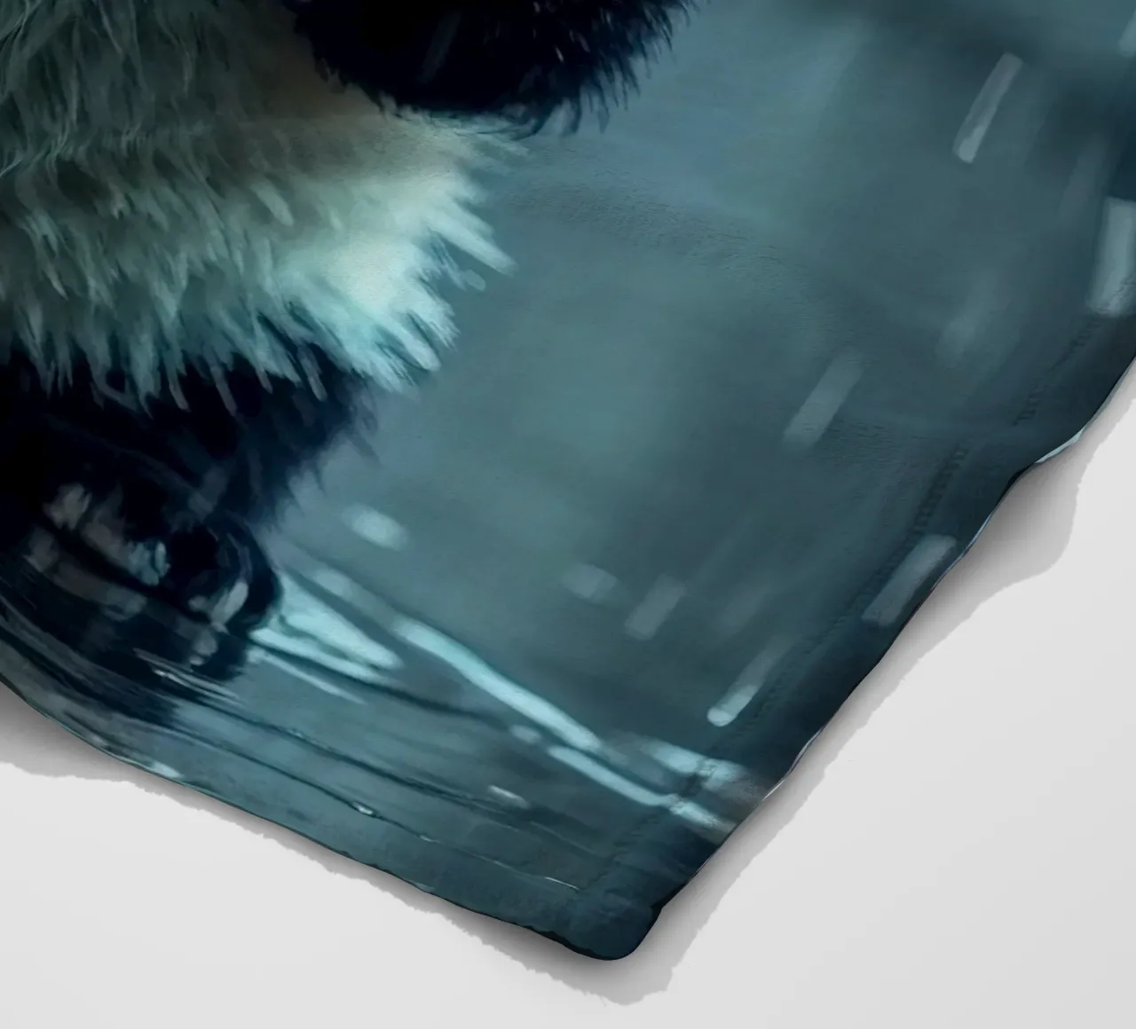 Un simpatico panda si gode la pioggia in piedi in una pozzanghera coperta in pile da DesignDoodle