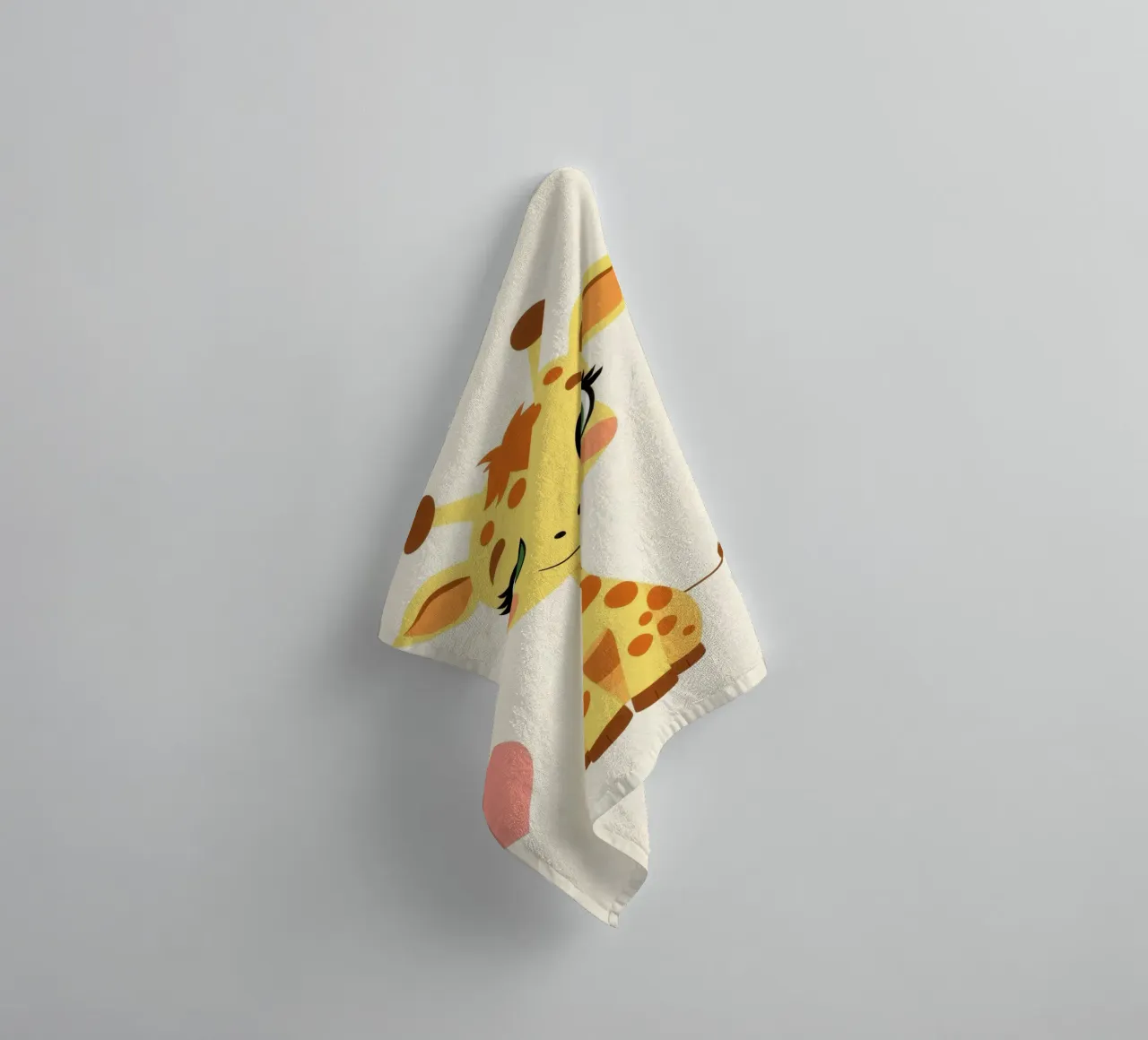 Simpatica giraffa a cartoni animati con grandi occhi e decorazioni a cuore su asciugamano da bagno da DesignDoodle