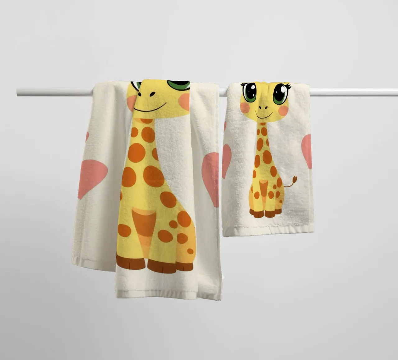 Simpatica giraffa a cartoni animati con grandi occhi e decorazioni a cuore su asciugamano da bagno da DesignDoodle