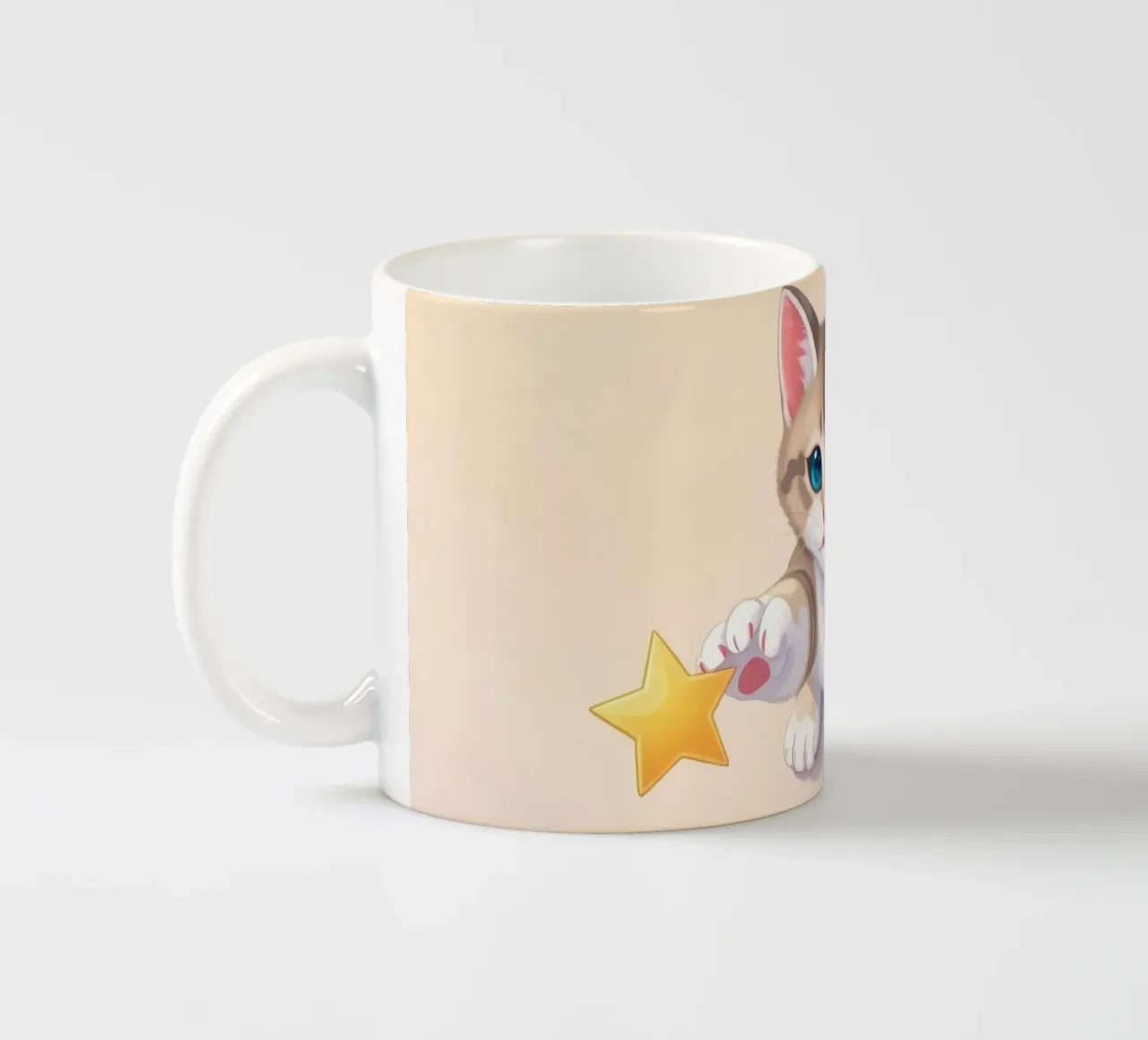 Chaton mignon qui cherche à attraper une étoile jaune brillante mug en céramique de DesignDoodle