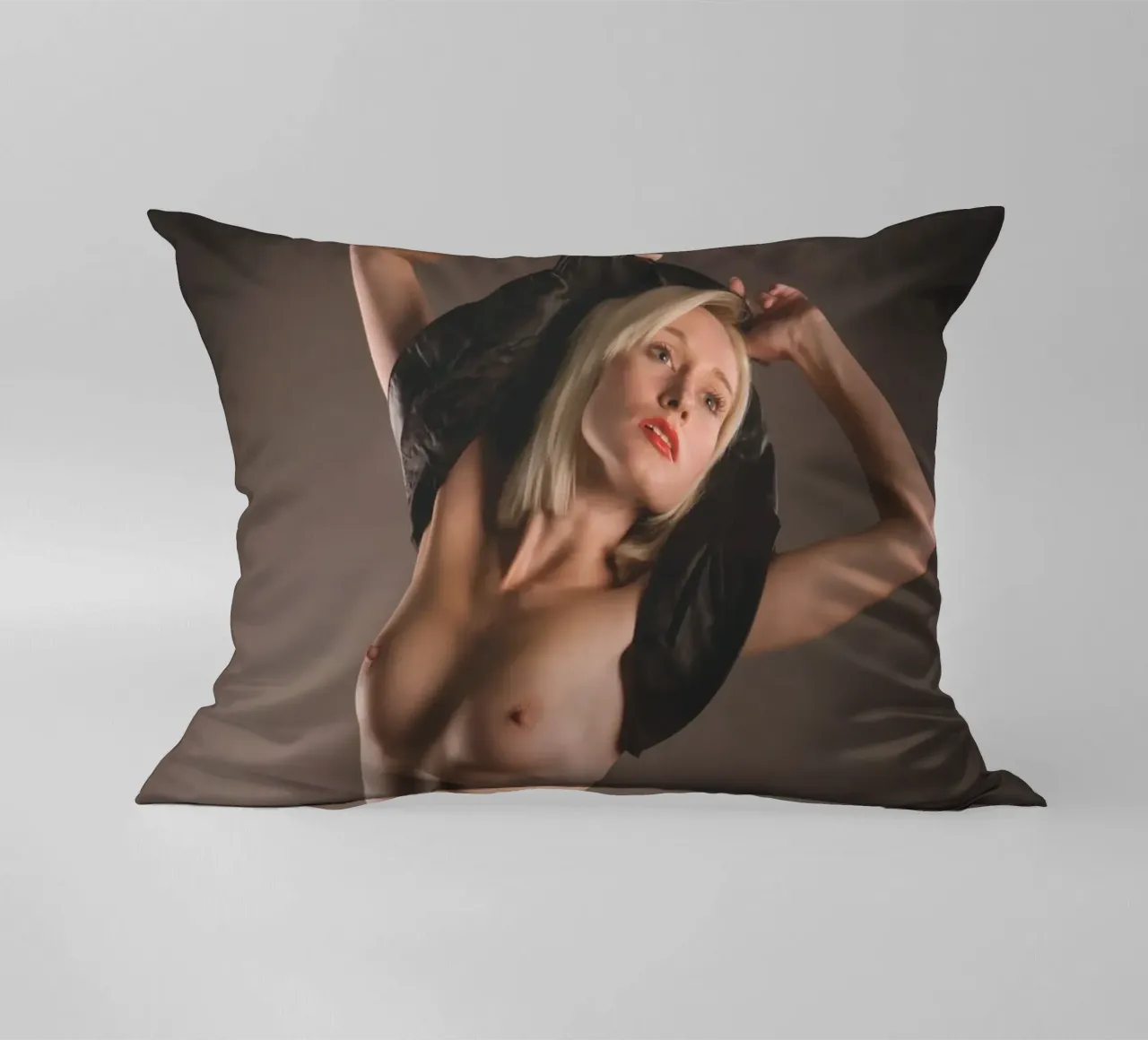 Giacca nera piccola cuscino da Dave Hare Photography