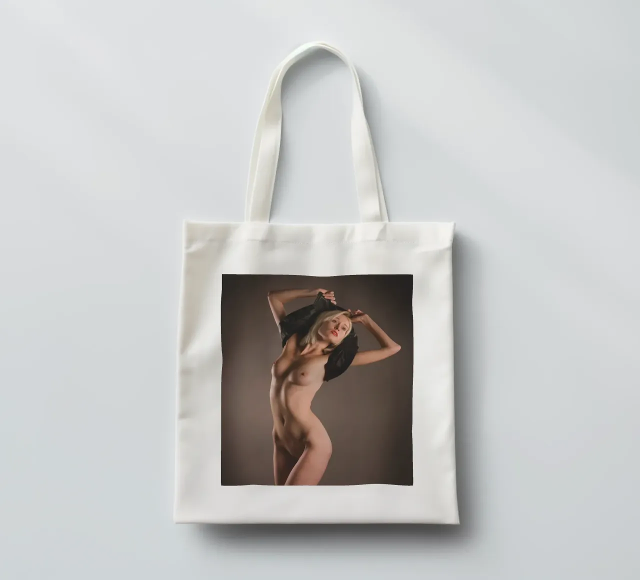 Giacca nera piccola borsa in juta da Dave Hare Photography