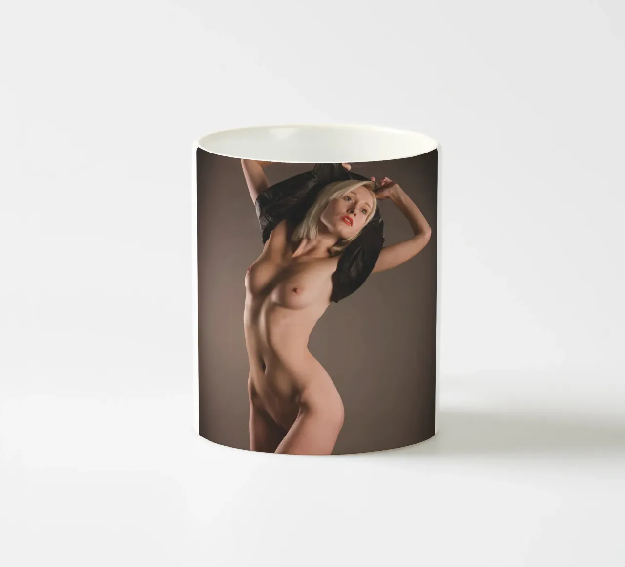Giacca nera piccola tazza in ceramica da Dave Hare Photography