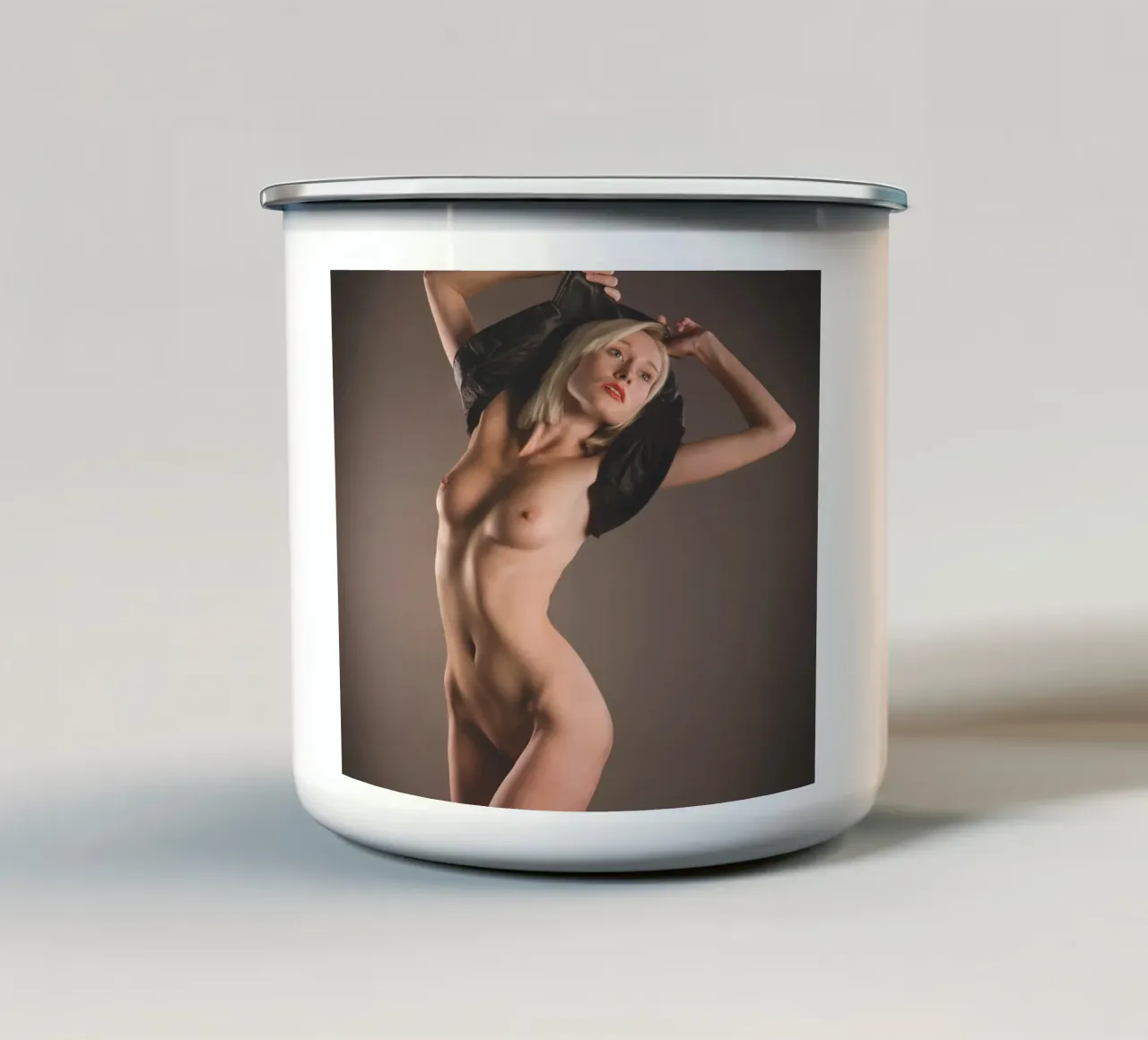 Giacca nera piccola tazza in smalto da Dave Hare Photography