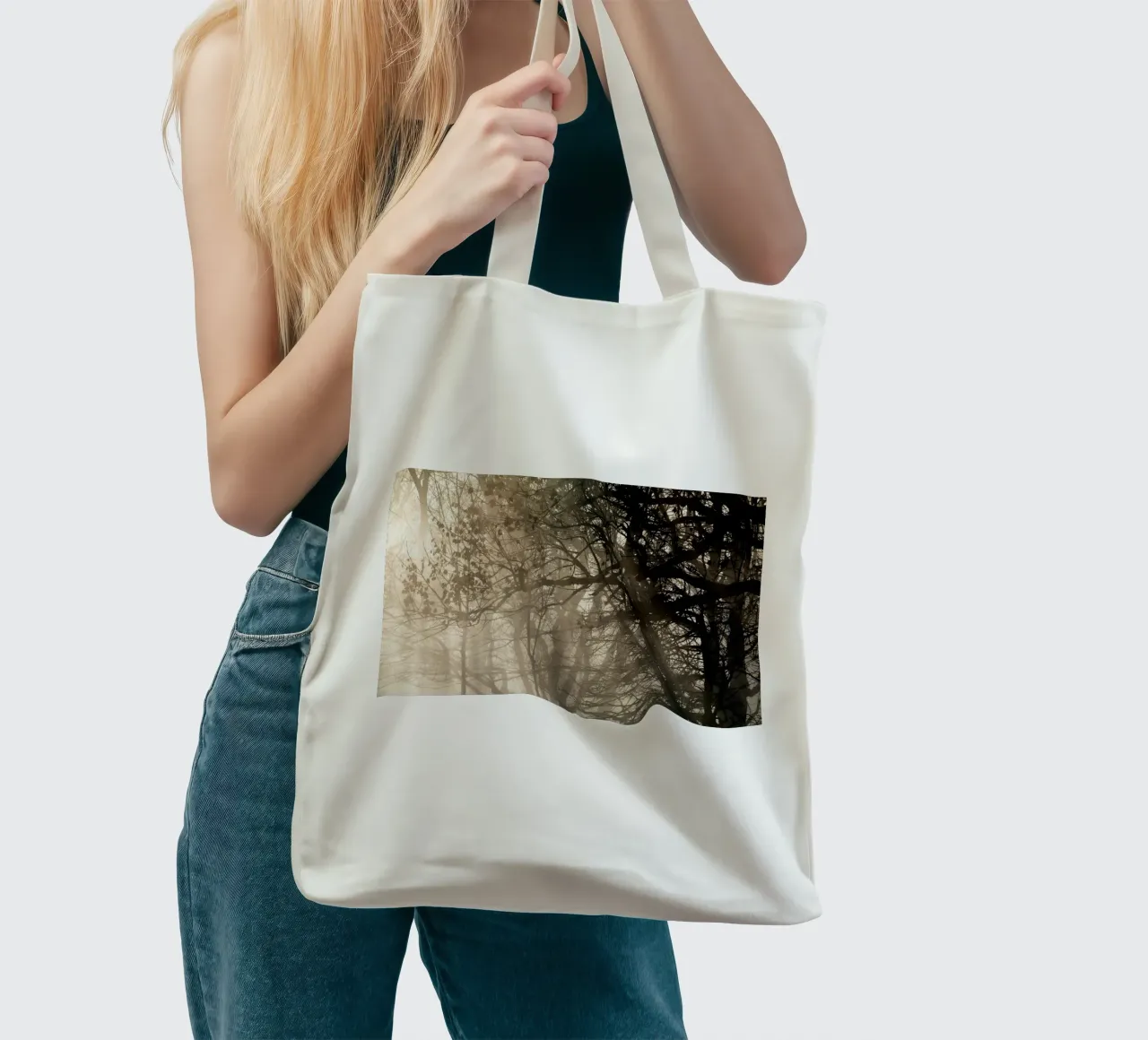 An image of a beautiful tree in the fog in the forest tote bag de anderm