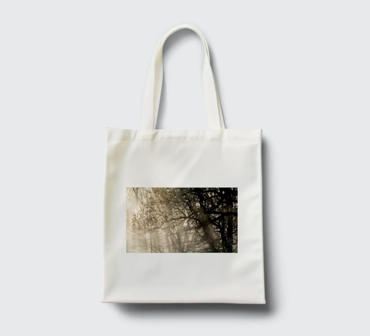 An image of a beautiful tree in the fog in the forest tote bag de anderm