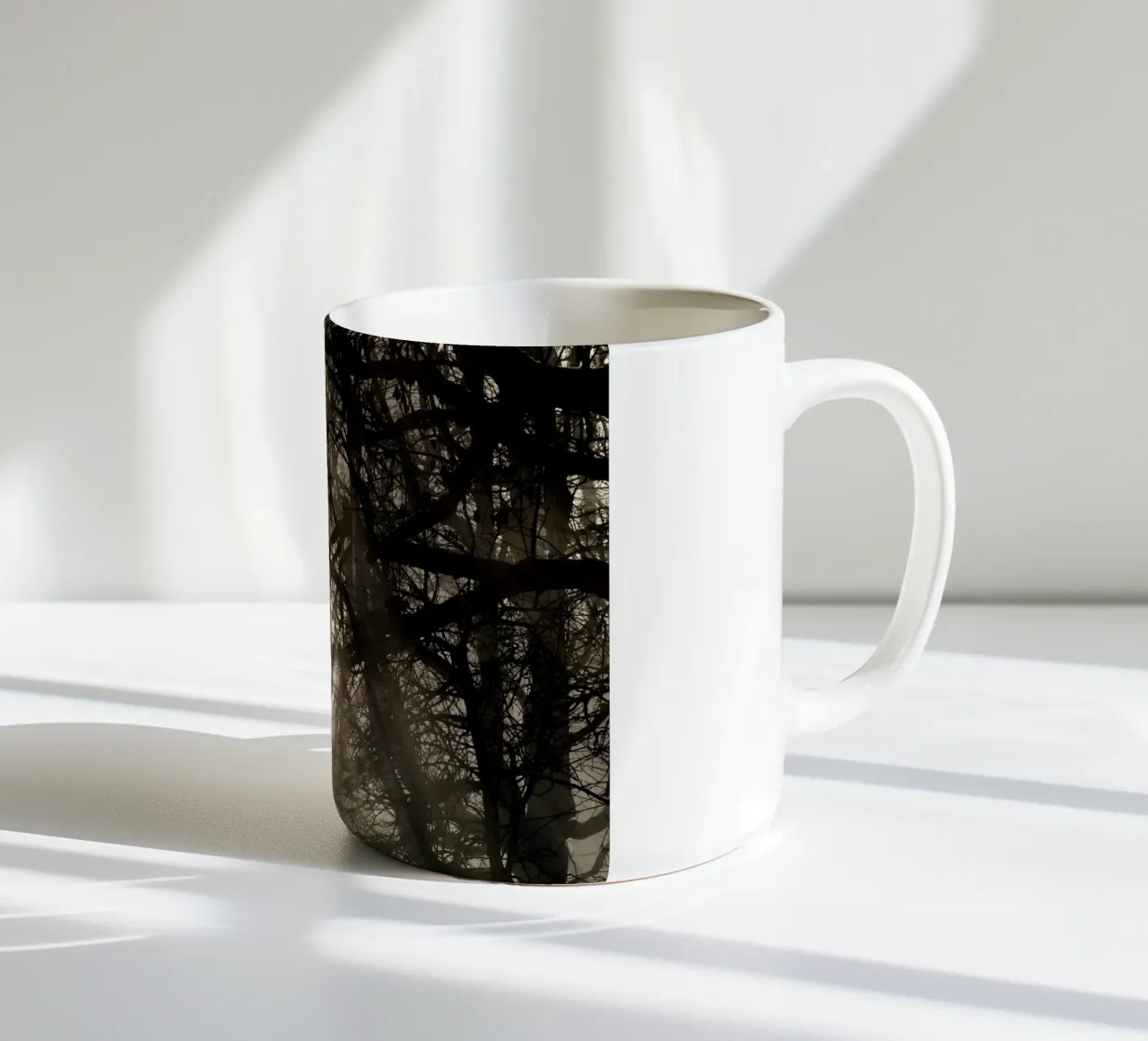 An image of a beautiful tree in the fog in the forest mug en céramique de anderm