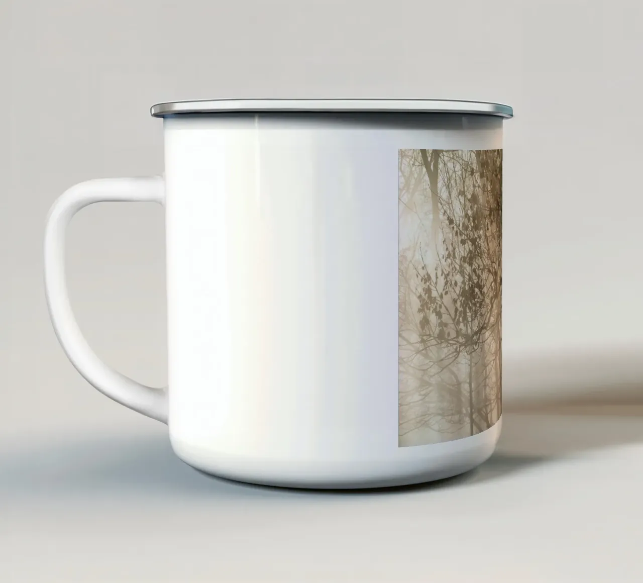 An image of a beautiful tree in the fog in the forest Emaille Tasse von anderm