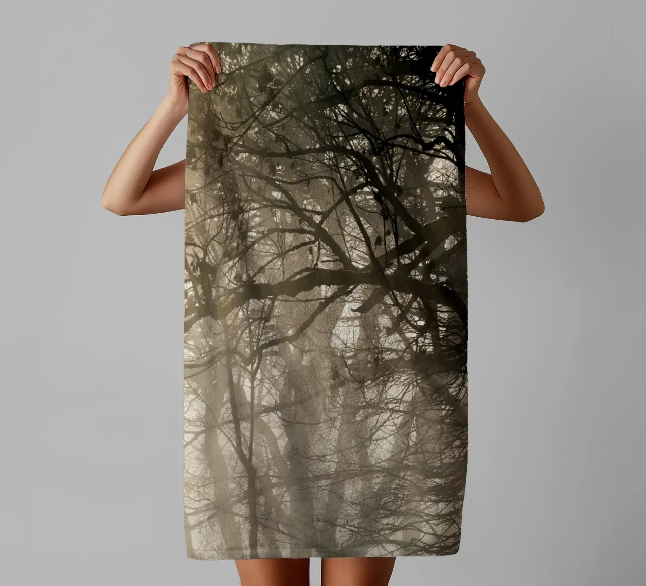 An image of a beautiful tree in the fog in the forest serviette de bain de anderm