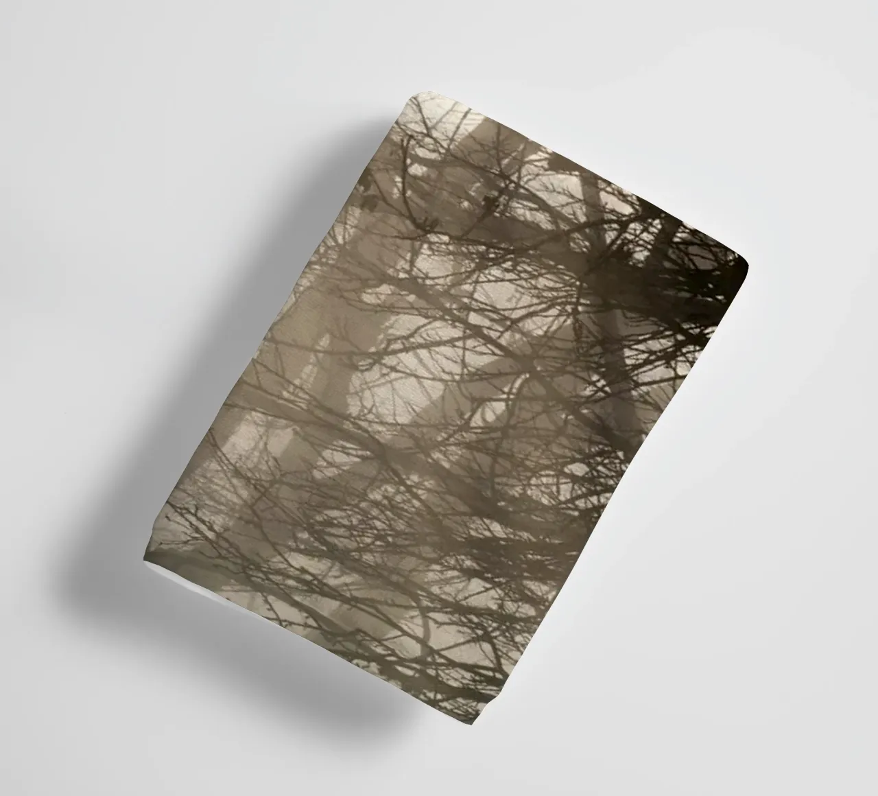 An image of a beautiful tree in the fog in the forest serviette de bain de anderm