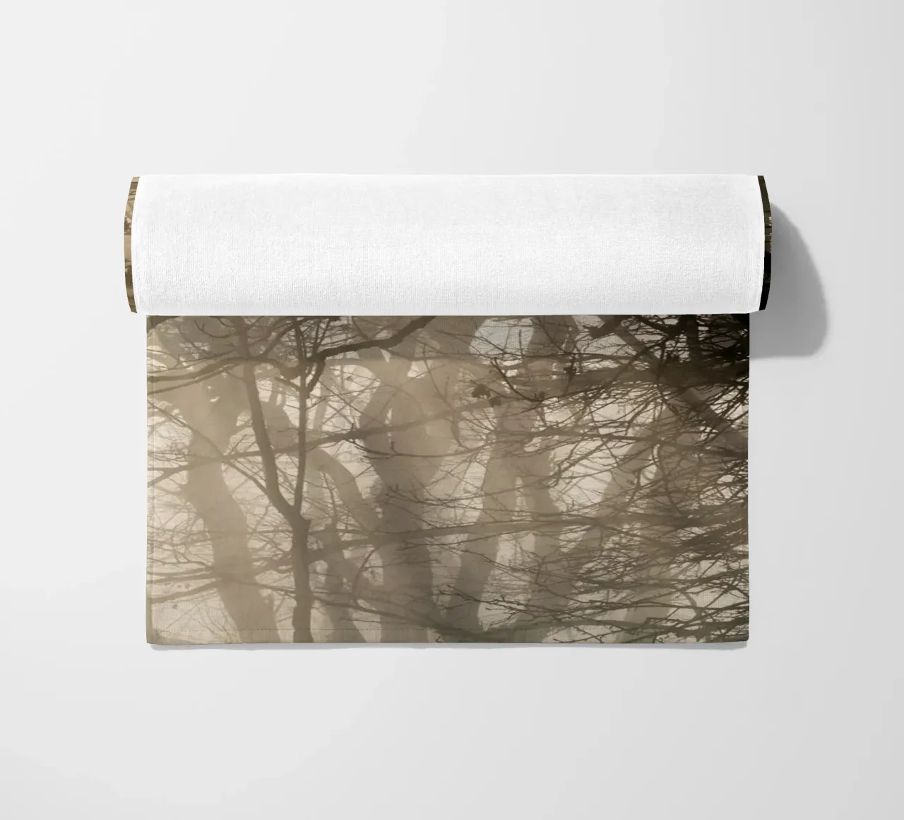An image of a beautiful tree in the fog in the forest Strandtuch von anderm