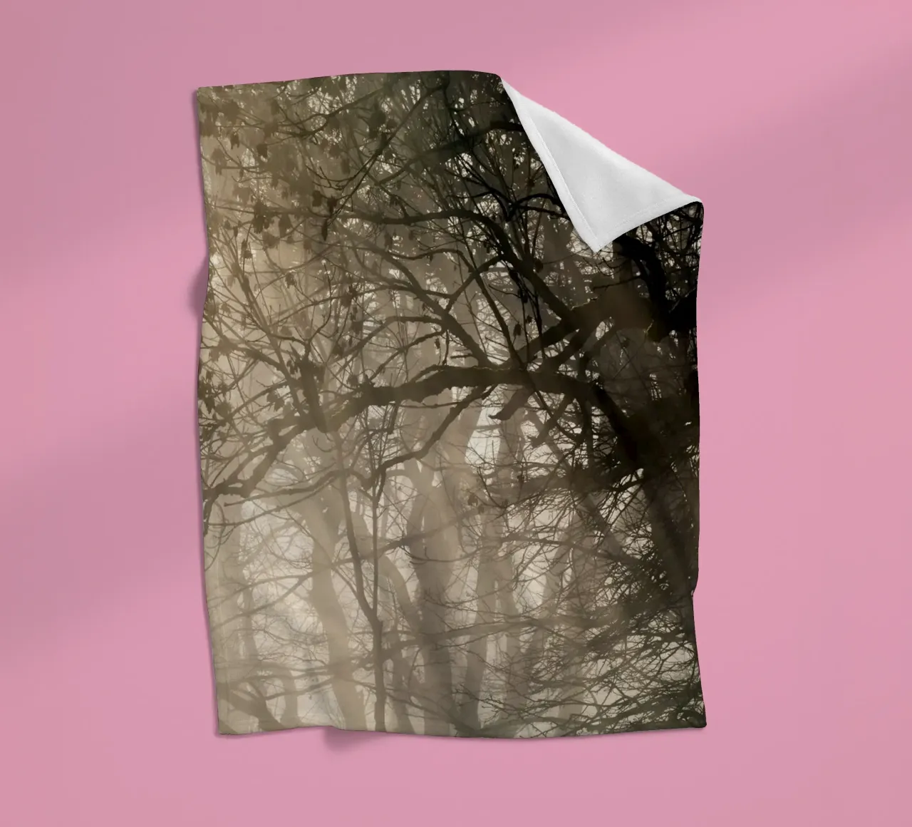 An image of a beautiful tree in the fog in the forest plaid polaire de anderm