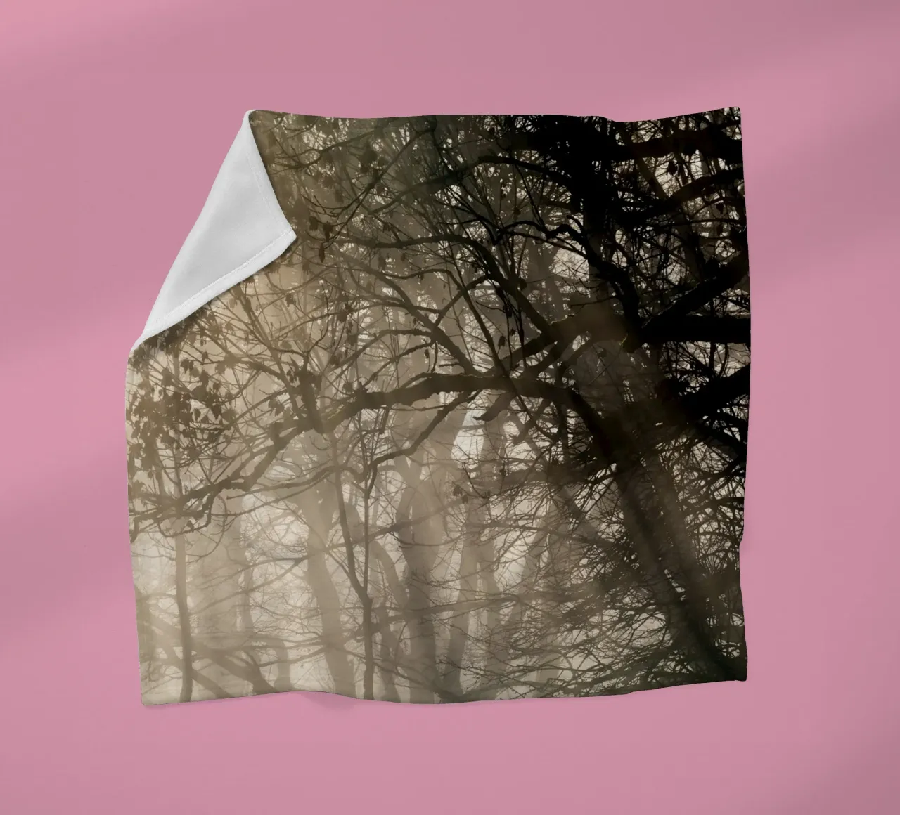 An image of a beautiful tree in the fog in the forest plaid polaire de anderm