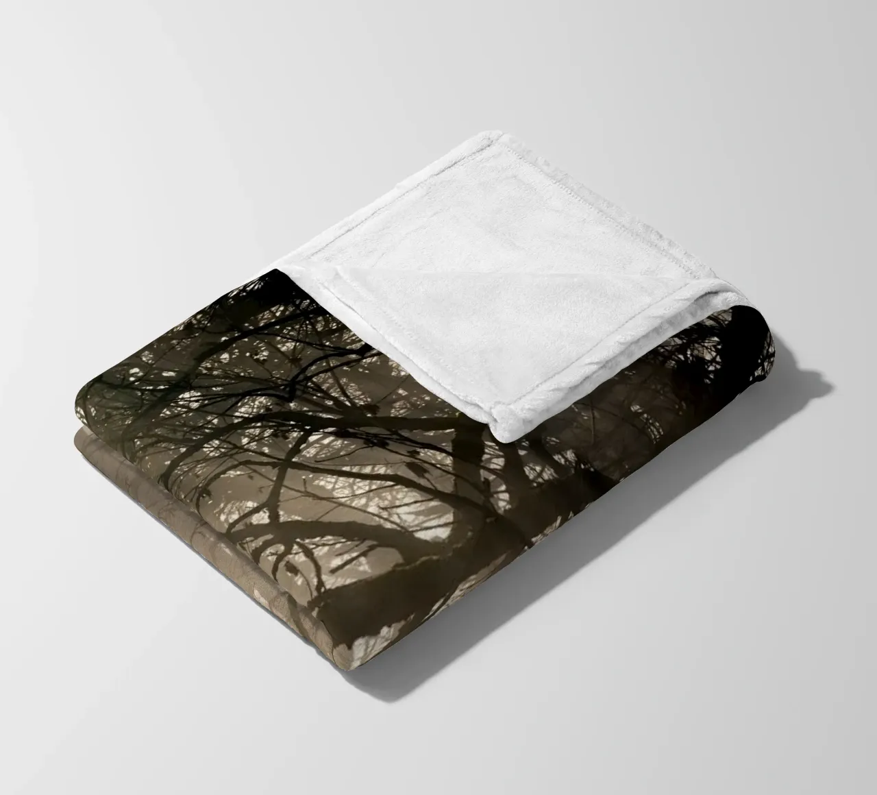 An image of a beautiful tree in the fog in the forest coperta in pile da anderm
