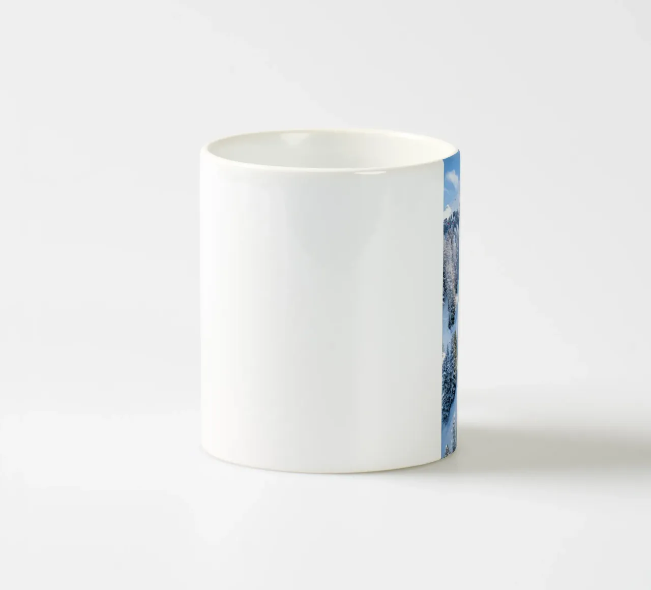 Aerial view of Skiing area of Paradiski, La Plagne, France A tazza in ceramica da anderm