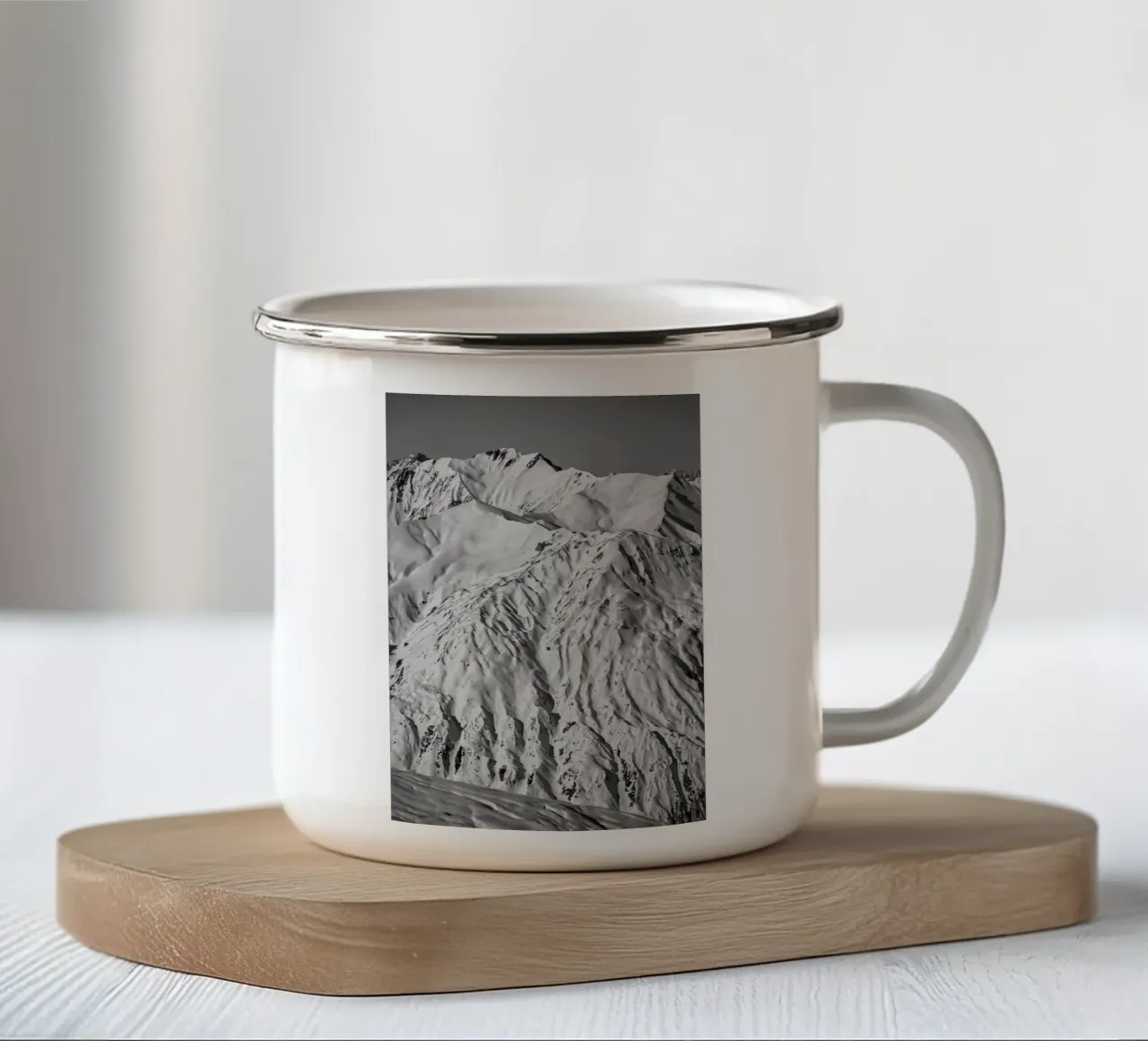 Mountain range in ski resort Trois Vallees, France, Europe tazza in smalto da anderm