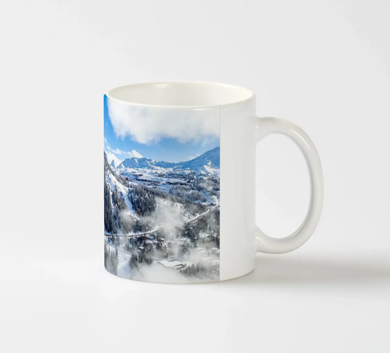 Aerial view of Skiing area of Paradiski, La Plagne, France A tazza in ceramica da anderm